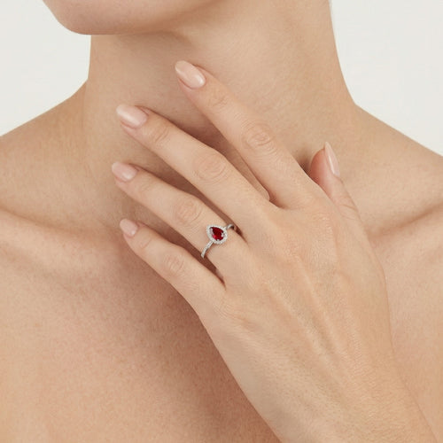 Sofisticado anillo de diamante y rubí de 18 quilates