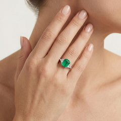 Anillo de plata con esmeralda y circonita trillón