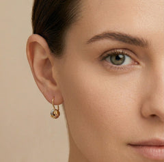 Boucles d’oreilles pendantes nouées en trois ors