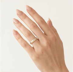 Anillo de boda medio de oro elegante