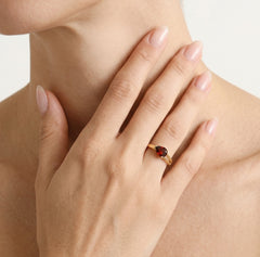 Zlatý prsten s granátem ve tvaru slzy