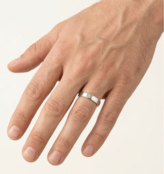 Elegante anillo de boda eterno de oro blanco