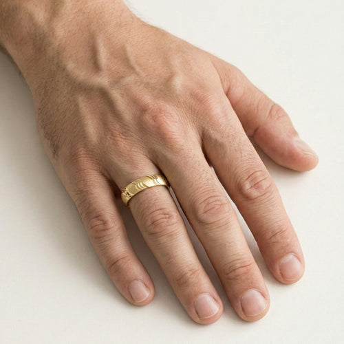 Matný snubní prsten ze žlutého zlata