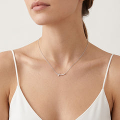 Collar de cruz curva de plata de ley