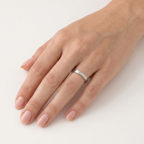 Elegante Weißgold-Eheringe mit und ohne Diamant