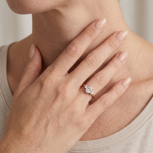 Moderní Tříkamenný Prsten S Oválným Diamantem Z Růžového Zlata