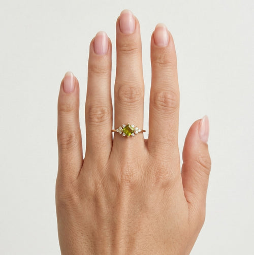 Stilvoller Goldring mit Moldavit und Zirkonia