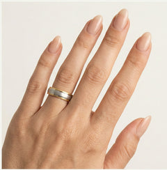 Silný zaoblený snubní prsten ze žlutého a bílého zlata