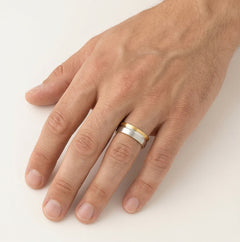 Anillos de boda macizos de oro amarillo y blanco