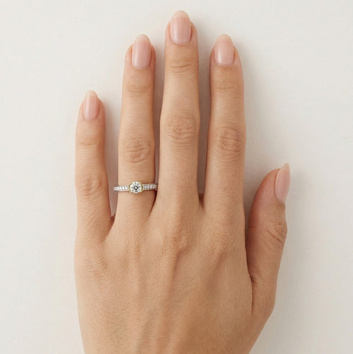 Anillo de compromiso con diamante redondo atemporal