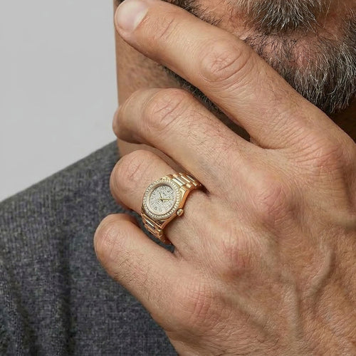 Anillo con diseño de reloj dorado con circonita cúbica
