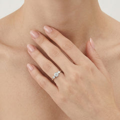 Silberner Ring mit Zirkonia in Zargenfassung