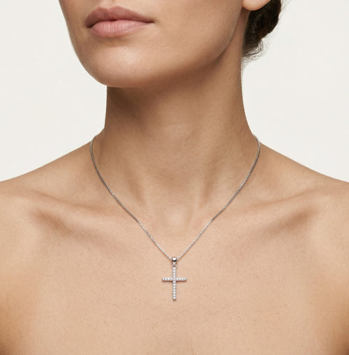 Kleines silbernes Kreuz