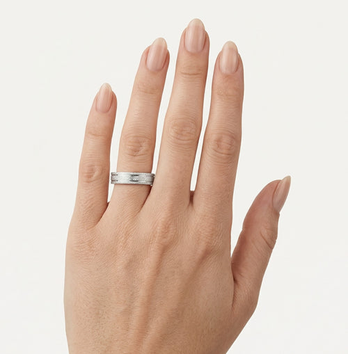 Eleganter 14kt Weißgold-Trauring mit matter Oberfläche.