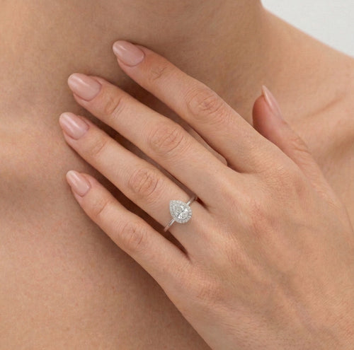 Prsten s kamenem ve tvaru slzy