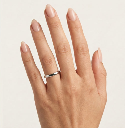 Zeitloser dünner Ehering aus Weißgold