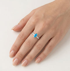 Anillo de plata de ley con ópalo azul en forma ovalada