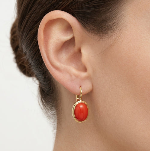 Elegante Ohrhänger aus Gelbgold mit Korallen-Cabochon
