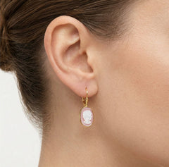 Kamee-Ohrringe im klassischen Golddesign