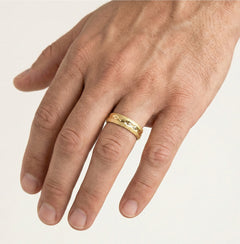 Elegantní matný snubní prsten ze žlutého zlata