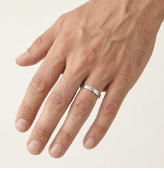 Anillo de oro blanco de forma cuadrada pequeña.