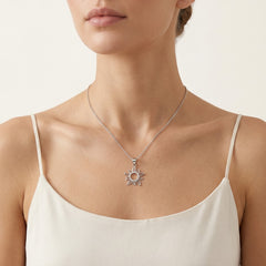 Colgante de sol de plata con cubic zirconia.