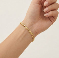 Pulsera de eslabones curvos de oro