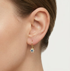 Zlaté náušnice s modrým kubickým zirkonem ve tvaru květiny