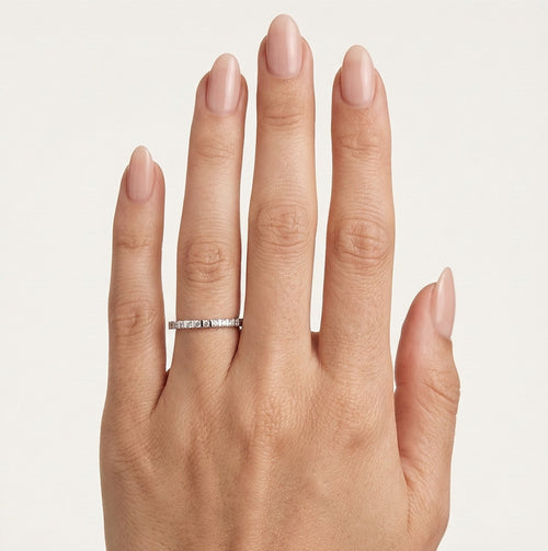 Zarter Weißgold-Ehering mit optionalen Steinen