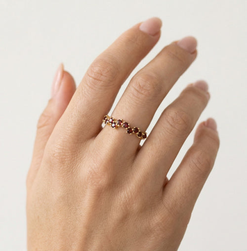 Yellow gold ring with zig zag garnets