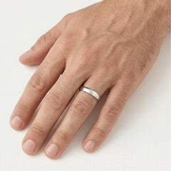 Alianza clásica de oro blanco