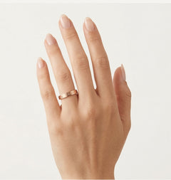 Snubní prsten z růžového zlata se symboly