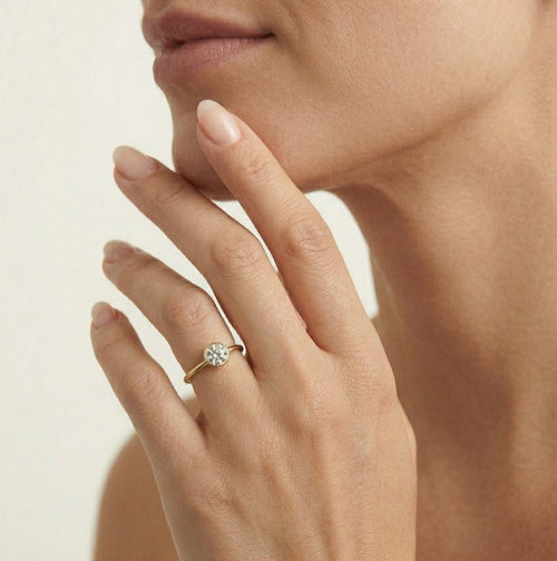 Bague en or jaune serti clos brillante