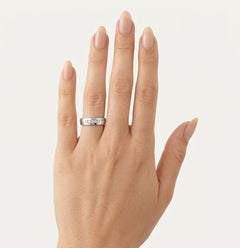 Bague de mariage large moitié polie moitié mate