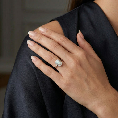 Anillo Royal de oro blanco con ópalo y circonitas cúbicas