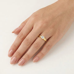 Vytesaný zlatý prsten s kubickým zirkonem