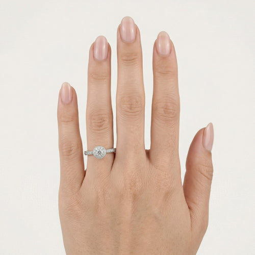 Klassischer minimalistischer Verlobungsring für Frauen mit seitlichen Steinen