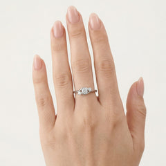 Anillo de plata con tres piedras y circonitas cúbicas