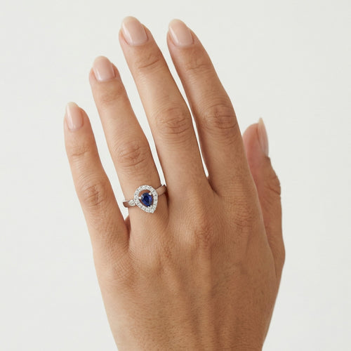 Impresionante anillo con diamante redondo y zafiro en corte pera