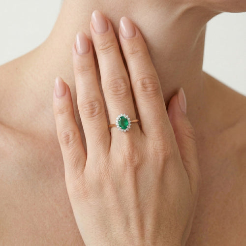 Timeless royal ring with diamonds and emerald