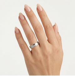 Anillo de boda solitario mitad y mitad en oro blanco