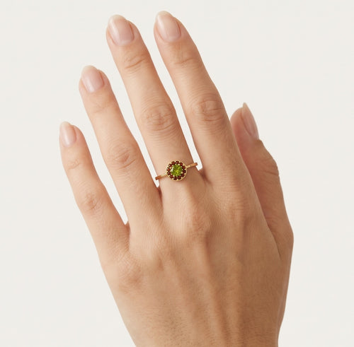 Gelbgoldring mit rundem Moldavit und Granaten