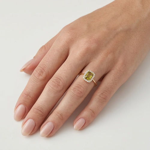Strahlender königlicher Ring mit Moldavit und Zirkonia