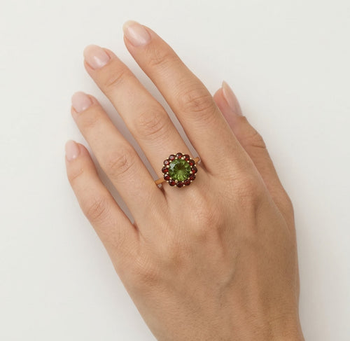 Prsten s vltavínem a granáty v designu květiny