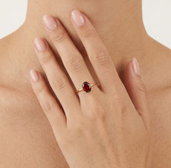 Yellow gold ring with oval garnet