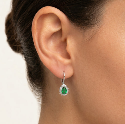 Boucles d'oreilles pendantes en argent sterling avec émeraude taille poire et halo.