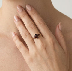 Yellow gold ring with oval and round garnet