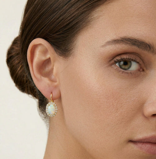 Ovale Halo-Ohrringe mit weißem Opal