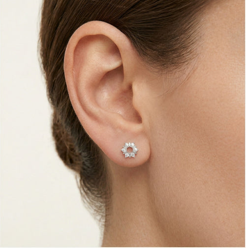 Silberne Ohrstecker mit Blumen und Zirkonia-Steinen