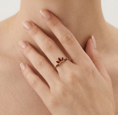 Yellow gold ring with marquise cut garnet